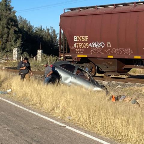 Una mujer que sobrevivió asegura que una llanta se atoró en las vías y ya no pudieron moverse ante el paso del convoy