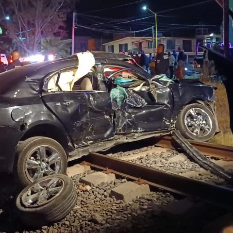 La mole de acero embistió y arrastró 200 metros el auto y la mujer que viajaba como copiloto resultó herida de gravedad