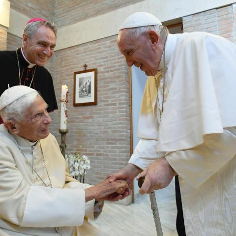 Papa emérito Benedicto XVI está grave, confirma el papa Francisco