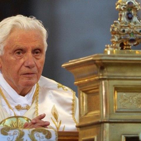 Benedicto XVI descansó bien y está estable, informa el Vaticano