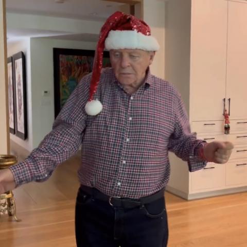 Anthony Hopkins baila en la celebración de Navidad 