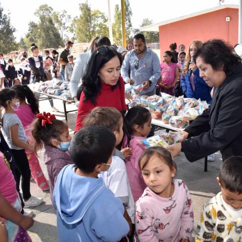 DIF Estatal distribuye cobijas, bolos y pollos a familias vulnerables