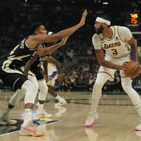 Lakers vs Bucks