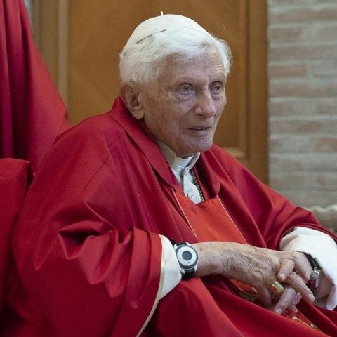 Benedicto XVI está grave pero estable, informa el Vaticano