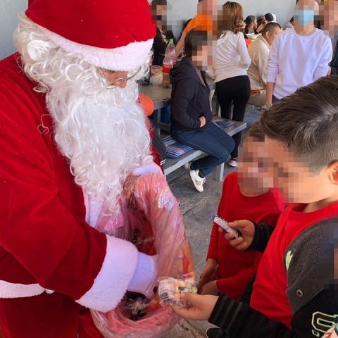 Santa Claus calma a niños durante balacera en Guaymas, Sonora