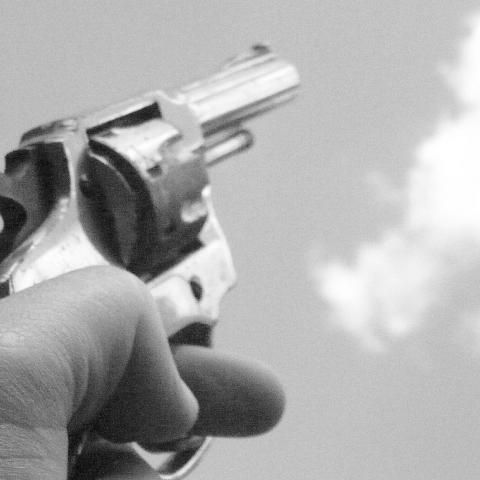 El otro fue desarmado por su oponente y lo golpeó en la cabeza con la pistola