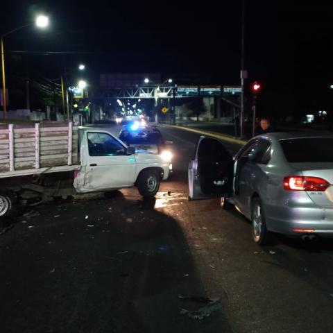 Un joven que circulaba a exceso de velocidad se pasó la luz roja del semáforo y sucedió el impacto