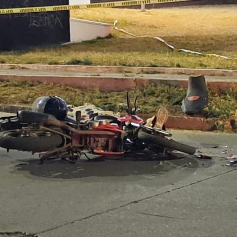 Muere motociclista al estrellarse en el costado de un camión de transporte de personal