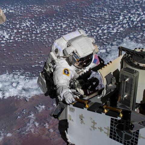 Instalan otro panel solar en Estación Espacial Internacional