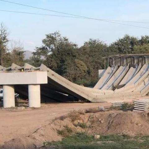 A un mes de inaugurarse, se desploma puente en Sinaloa 