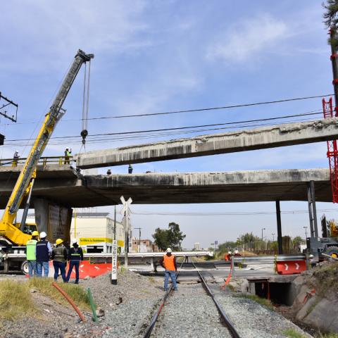 Comienza el retiro de trabes del puente vehicular del fraccionamiento México