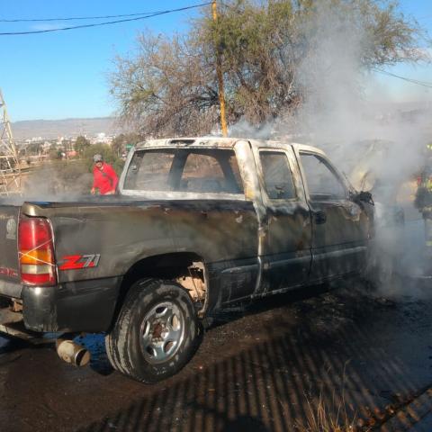 El conductor transitaba de manera normal cuando comenzó a salir humo del cofre