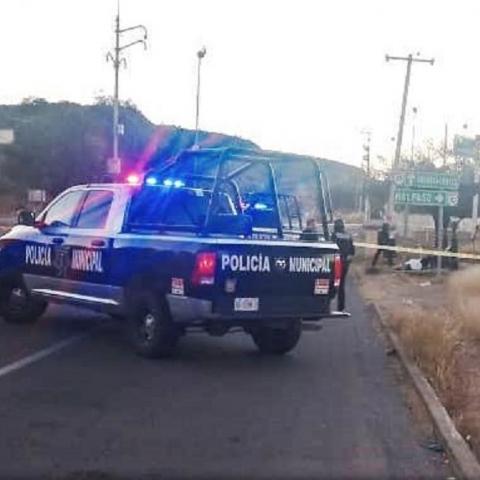 Mientras caminaba a la orilla de la carretera se desplomó y quedó sin vida