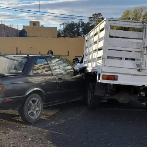 Una camioneta le cerró el paso al auto en el que viajaban los lesionados