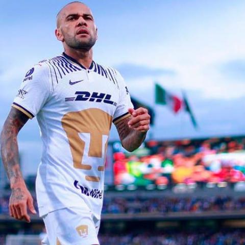 Alves regresa a Pumas