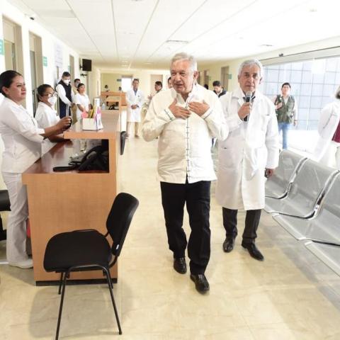 "Un médico conservador me salvó la vida aunque no le simpatizara": López Obrador