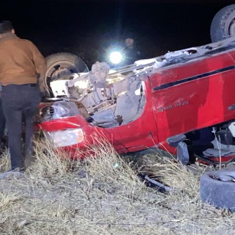 Muere conductor de camioneta tras volcadura en El Llano