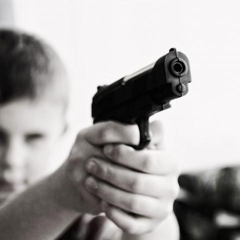 Niño con arma 