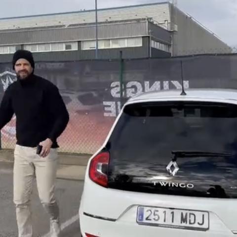 Piqué bajó sonriente de un Twingo 