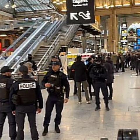 Hombre acuchilla a seis personas en Metro de París