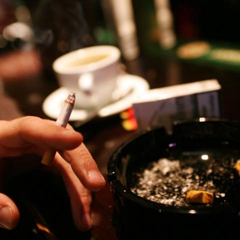 Reglamentos no multará a establecimientos con áreas para fumadores