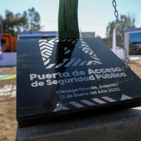 Colocan primera piedra de la aduana de seguridad que estará en Asientos