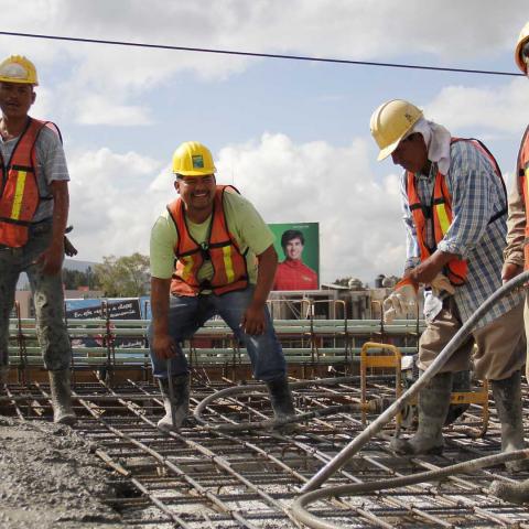 Denuncian trabajadores de la construcción que reciben sueldos indignos