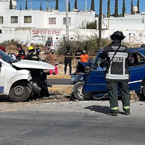 Al parecer el auto fuera de control se quedó sin frenos y era ocupado por dos adultos mayores que fallecieron