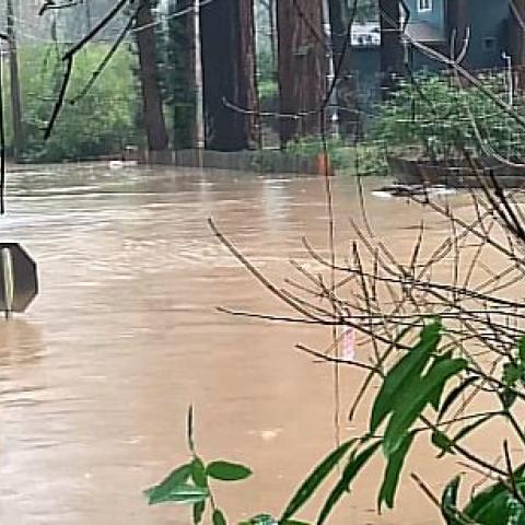 Inundaciones y deslaves causan 14 muertos en California