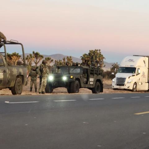 Tiran ponchallantas en autopista de Zacatecas; al menos 9 tráileres quedan varados