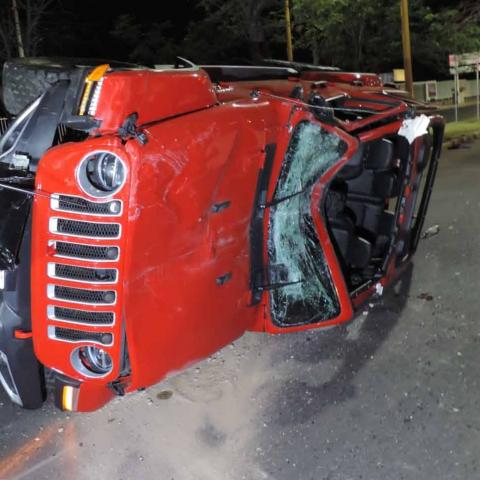 Tres personas resultaron lesionadas y hospitalizadas tras el aparatoso choque ocurrido la noche de este domingo