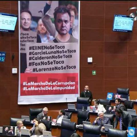 Morenistas y panistas colocan mantas en el Senado por marcha convocada en contra de Plan B