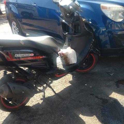 El conductor de la moto se estrelló en el costado de la camioneta