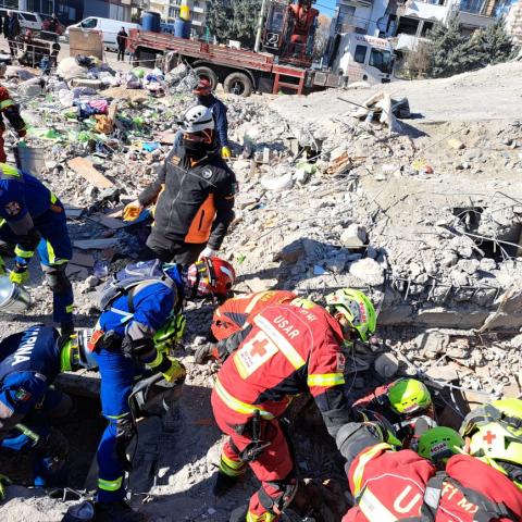 Rescatistas de Aguascalientes recuperan 4 cuerpos de una familia en Turquía
