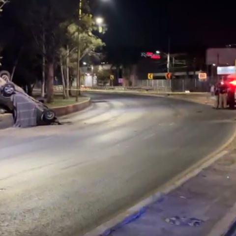 Deja volcadura de auto un muerto y dos lesionados