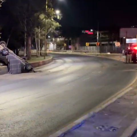  Deja volcadura de auto un muerto y dos lesionados 