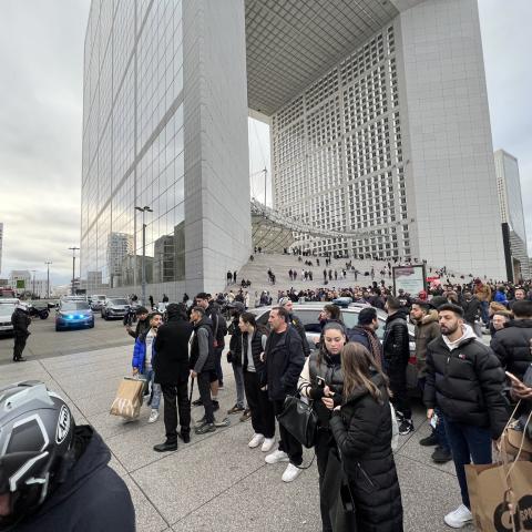 Hombre se suicida en centro comercial 