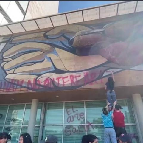 Estudiantes de la FAD realizan pintas a Rectoría de la UNAM