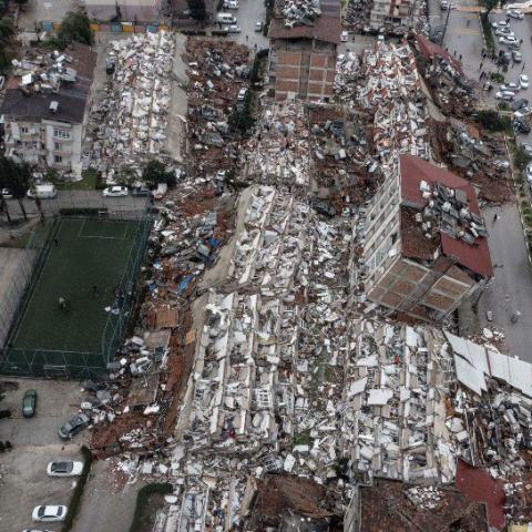 1,600 muertos por sismo en Turquía y Siria