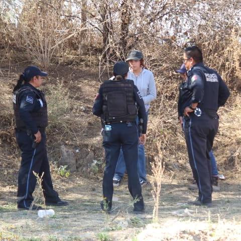 Fue localizado a espaldas de un campo de béisbol y por el momento se desconoce si lo arrojaron con vida o estaba muerto