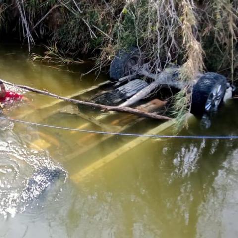 En NL localizan camioneta inundada con 14 cuerpos de migrantes