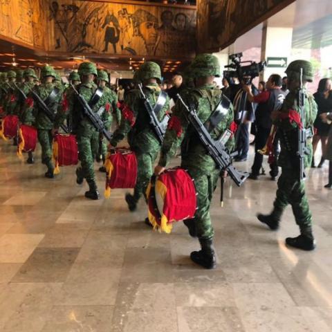 Impiden entrada a banda de guerra de la Sedena a San Lázaro 