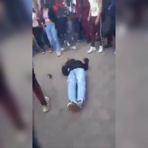 [Video] Un grupo de estudiantes golpea a joven hasta dejarlo inconsciente en Tlaxcala