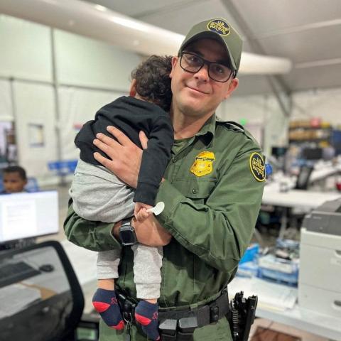 [Video] Bebé de un año es abandonado por “pollero” en la frontera entre Sonora y Arizona