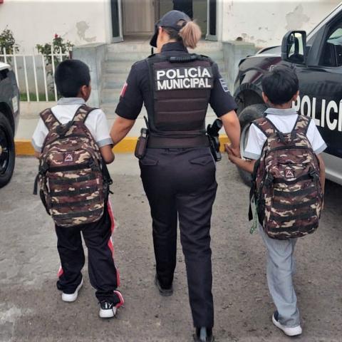 Los menores de 8 y 10 años fueron entregados a Policías Estatales en Rincón de Romos para que buscaran a sus padres