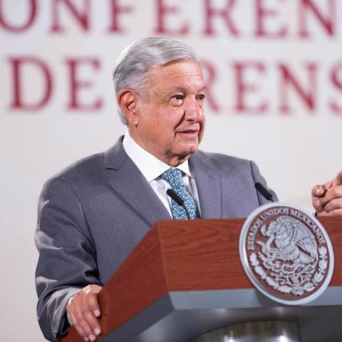 Nosotros no espiamos, realizamos labores de inteligencia: AMLO