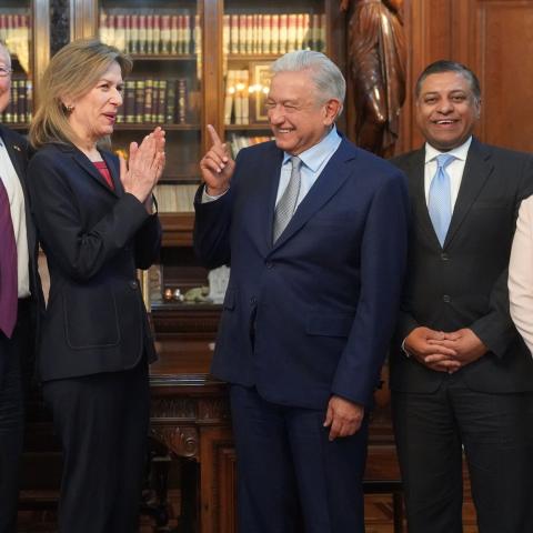 AMLO y Elizabeth Sherwood-Randall 