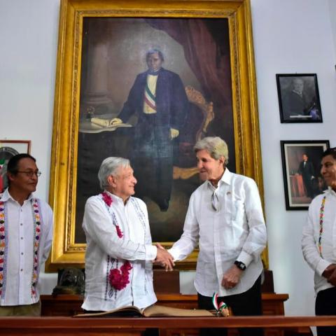 AMLO y John Kerry 