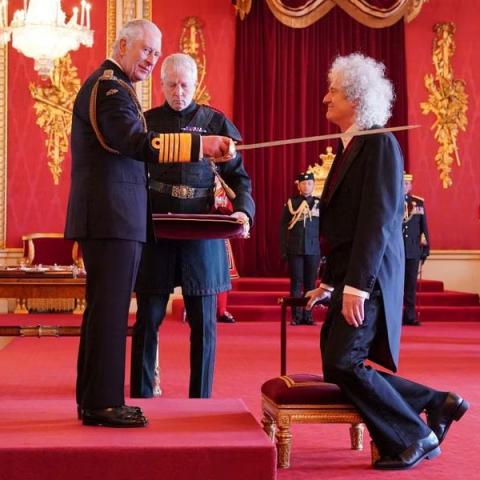 Brian May guitarrista de Queen es nombrado caballero por el Rey Carlos III