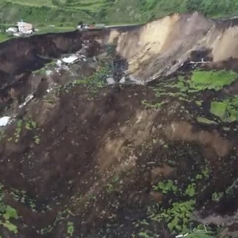 Alud de tierra mata a 16 personas en Ecuador